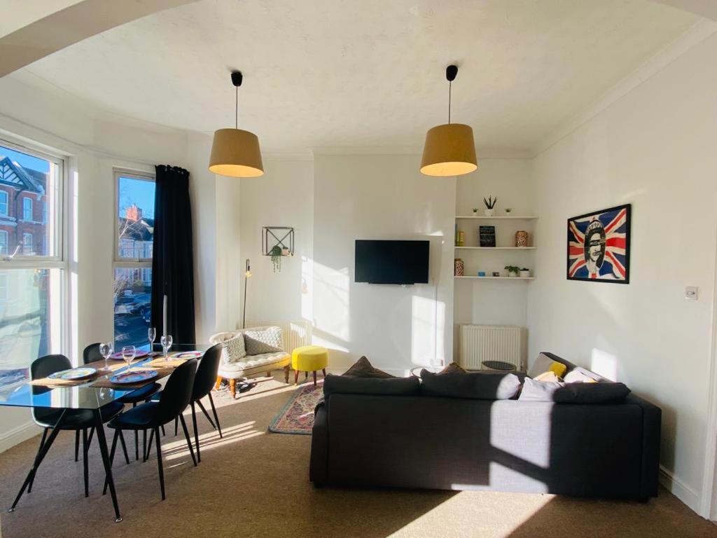 Unique Sea View Apartment ヘイスティングス エクステリア 写真